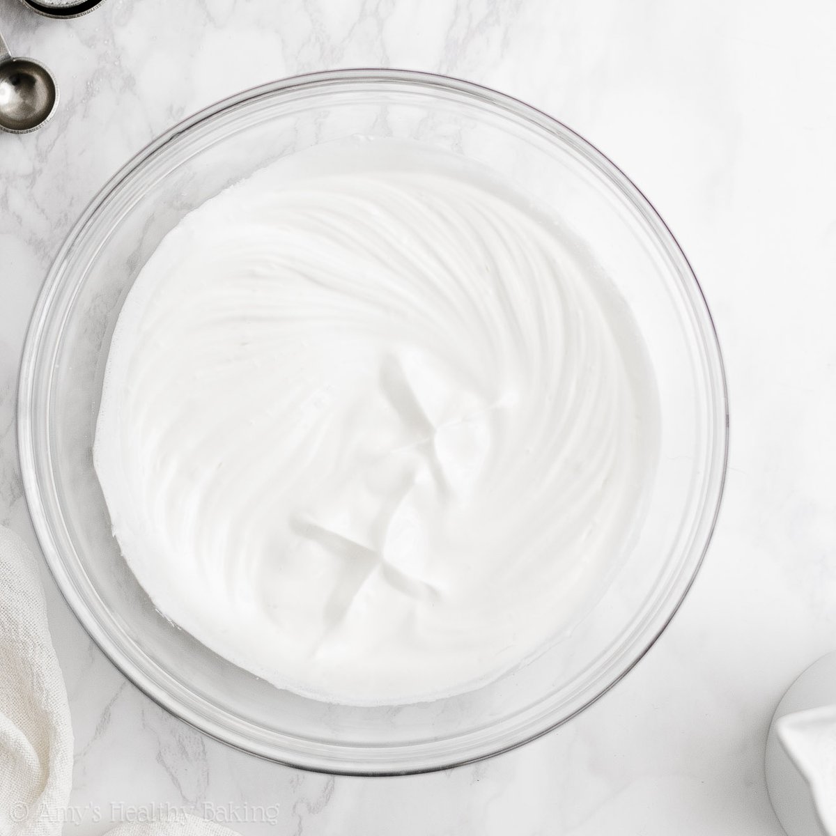 {NEW} #Healthy Whipped Cream! 🤍 Rich, creamy &amp; SO easy to make. You only need 5 minutes! 🙌🏻 It tastes really indulgent, just like traditional whipped cream — yet it’s secretly full of protein too! 🙊🤗 #recipe: amyshealthybaking.com/blog/2022/11/1…