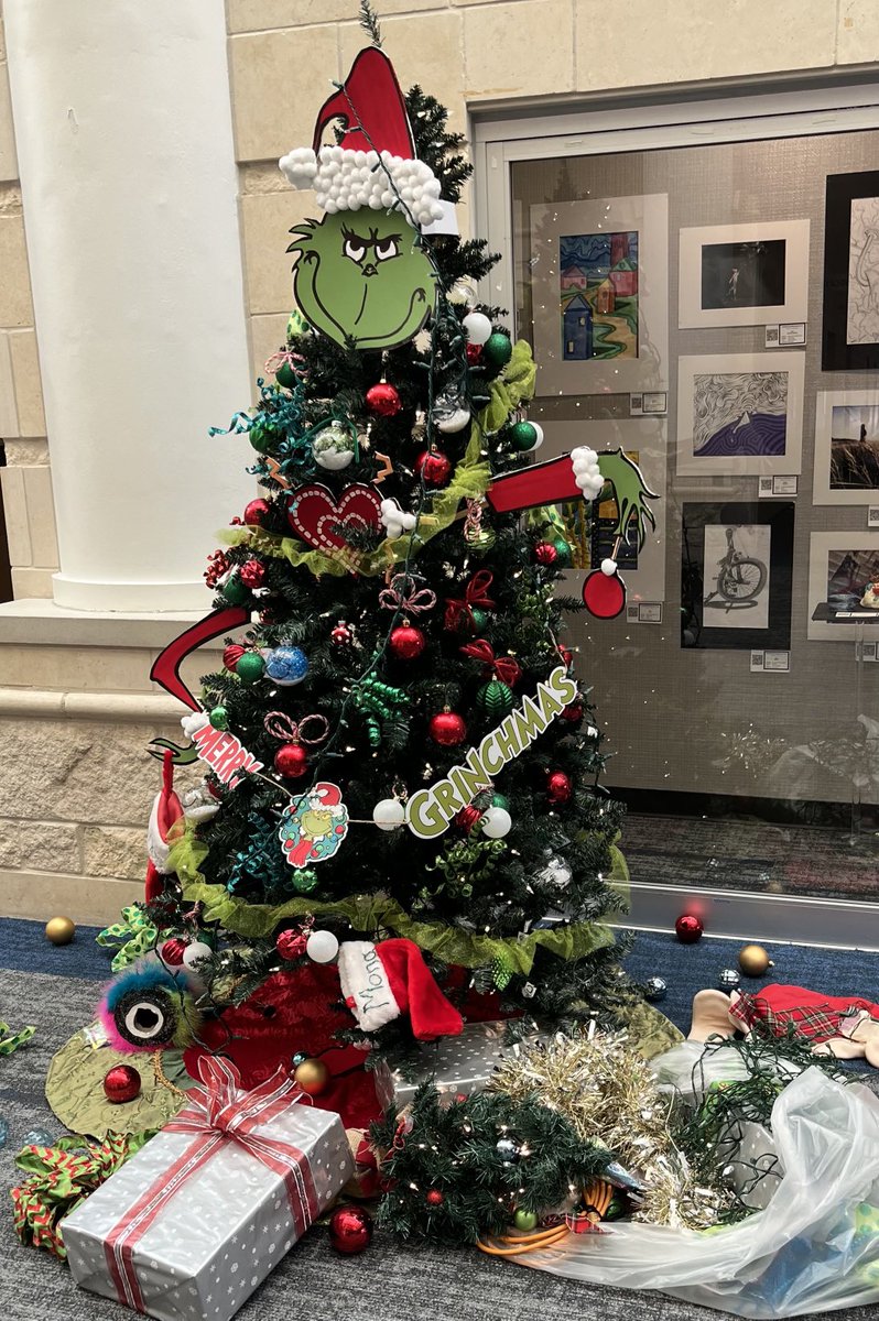 BerryCenterBeth's tweet photo. Which #berrycenter department will be awarded the tree decorating 1st Place 2022? Stay tune judging will begin in 10 minutes! https://t.co/5oEjbGLYRv