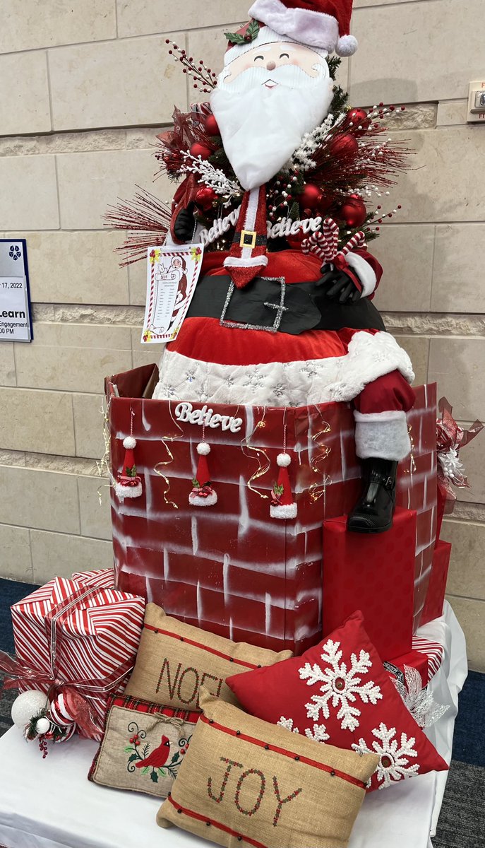 BerryCenterBeth's tweet photo. Which #berrycenter department will be awarded the tree decorating 1st Place 2022? Stay tune judging will begin in 10 minutes! https://t.co/5oEjbGLYRv