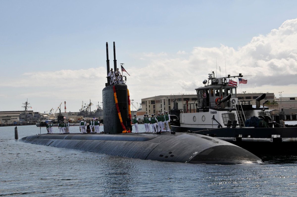 Throwback Thursday (2012): USS Tucson (SSN 770) returns to Joint Base Pearl Harbor-Hickam after completing a six-month deployment to the western Pacific region in 2012. 
📸MC2 Ronald Gutridge
#TBT #PacificSubs #Submarines #USSTucson