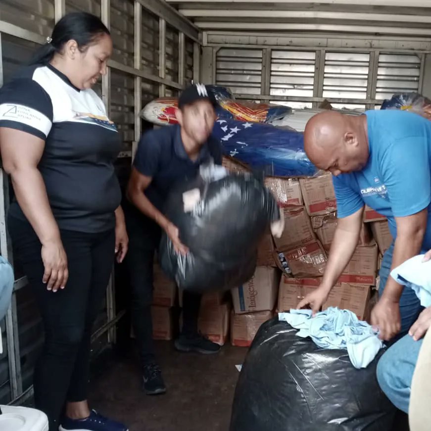 ZE_Apure1's tweet photo. #EnFotos| La Autoridad Única de Educación del Estado Apure @marys_orasma recibe los Uniformes y Morrales para los estudiantes del Municipio Páez de la Parroquia Urdaneta; agradeciendo al Gobierno Revolucionario por el apoyo brindado @NicolasMaduro @_LaAvanzadora @eduardopiate2 https://t.co/j2CONPNLi4