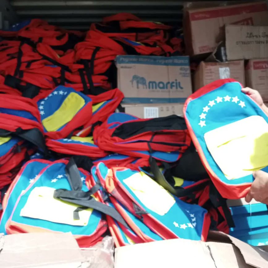 ZE_Apure1's tweet photo. #EnFotos| La Autoridad Única de Educación del Estado Apure @marys_orasma recibe los Uniformes y Morrales para los estudiantes del Municipio Páez de la Parroquia Urdaneta; agradeciendo al Gobierno Revolucionario por el apoyo brindado @NicolasMaduro @_LaAvanzadora @eduardopiate2 https://t.co/j2CONPNLi4