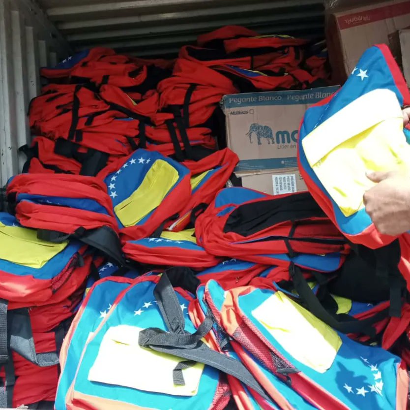 ZE_Apure1's tweet photo. #EnFotos| La Autoridad Única de Educación del Estado Apure @marys_orasma recibe los Uniformes y Morrales para los estudiantes del Municipio Páez de la Parroquia Urdaneta; agradeciendo al Gobierno Revolucionario por el apoyo brindado @NicolasMaduro @_LaAvanzadora @eduardopiate2 https://t.co/j2CONPNLi4