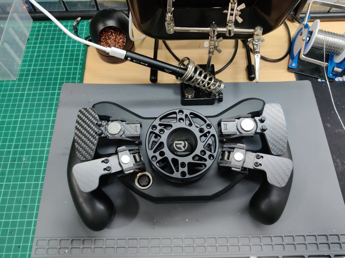 RComponents_es's tweet photo. 🚨Otros dos que llegaron sin alas y van a salir volando de aqui! ✈️
#RCWSportv2 #racingcomponents #simracing #doubleclutch #clutchpaddles #simracinghardware https://t.co/uCEMScX3tB