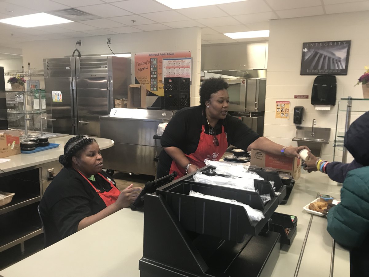 MLK_Titans's tweet photo. ❤️We appreciate our fabulous cafeteria staff working hard to prepare a pre-Thanksgiving meal for our students and staff. #WeAreRPS https://t.co/STPJoHatwN