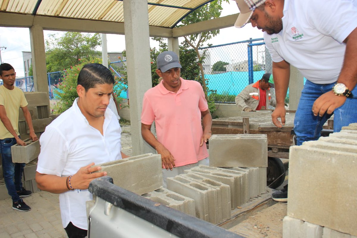MalamboAlcaldia's tweet photo. Dieciséis familias afectadas por el invierno, priorizadas en Bellavista, La Luna, Villa Esther, Paraíso y Villa Campo, reciben materiales para reparar sus viviendas, gracias a la solidaridad de ciudadanos que se han sumado a la #Donaton impulsada por el Alcalde @rumeniggemonsal https://t.co/exoSkPyTwA