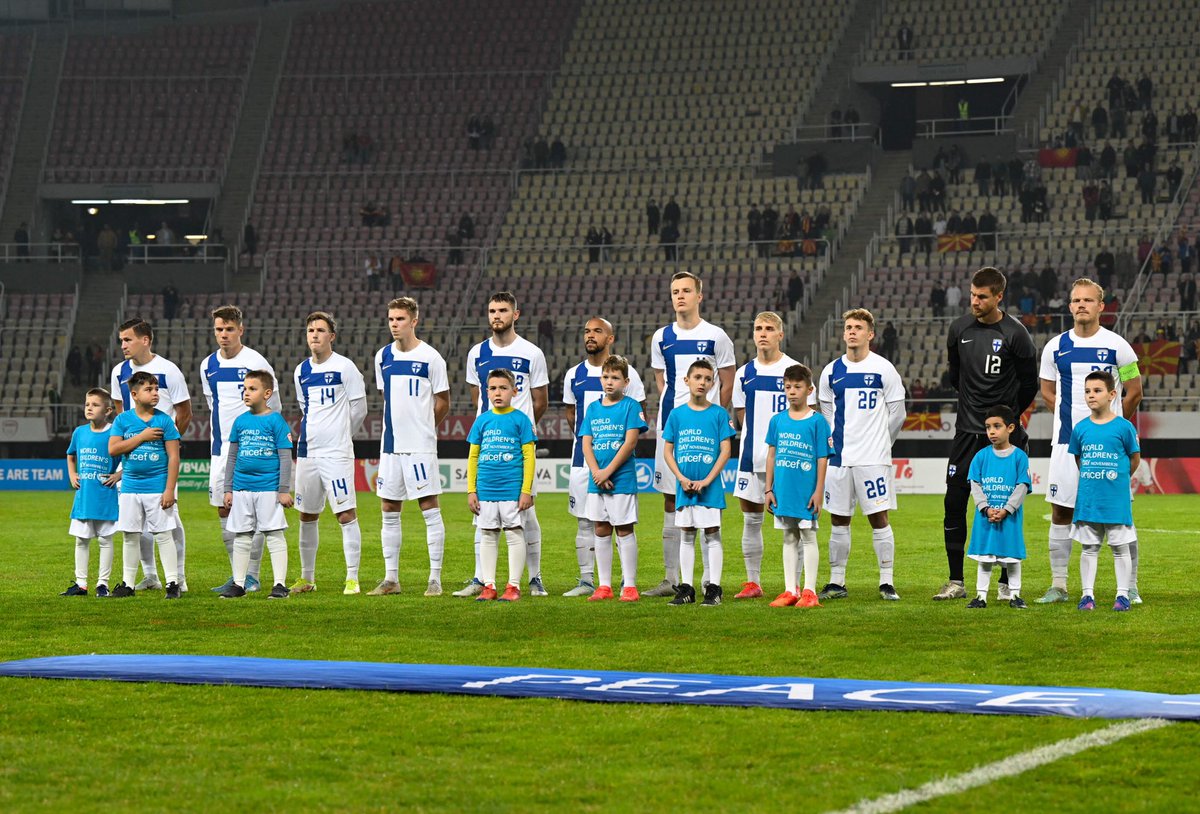 UNICEFMK's tweet photo. #OneTeam for children's rights! Children with a message for a more equal, inclusive society for #ForEveryChild at today’s ⚽️ football friendly match 🇲🇰 vs 🇫🇮 #WorldChildrensDay https://t.co/NKXMwAJPaJ