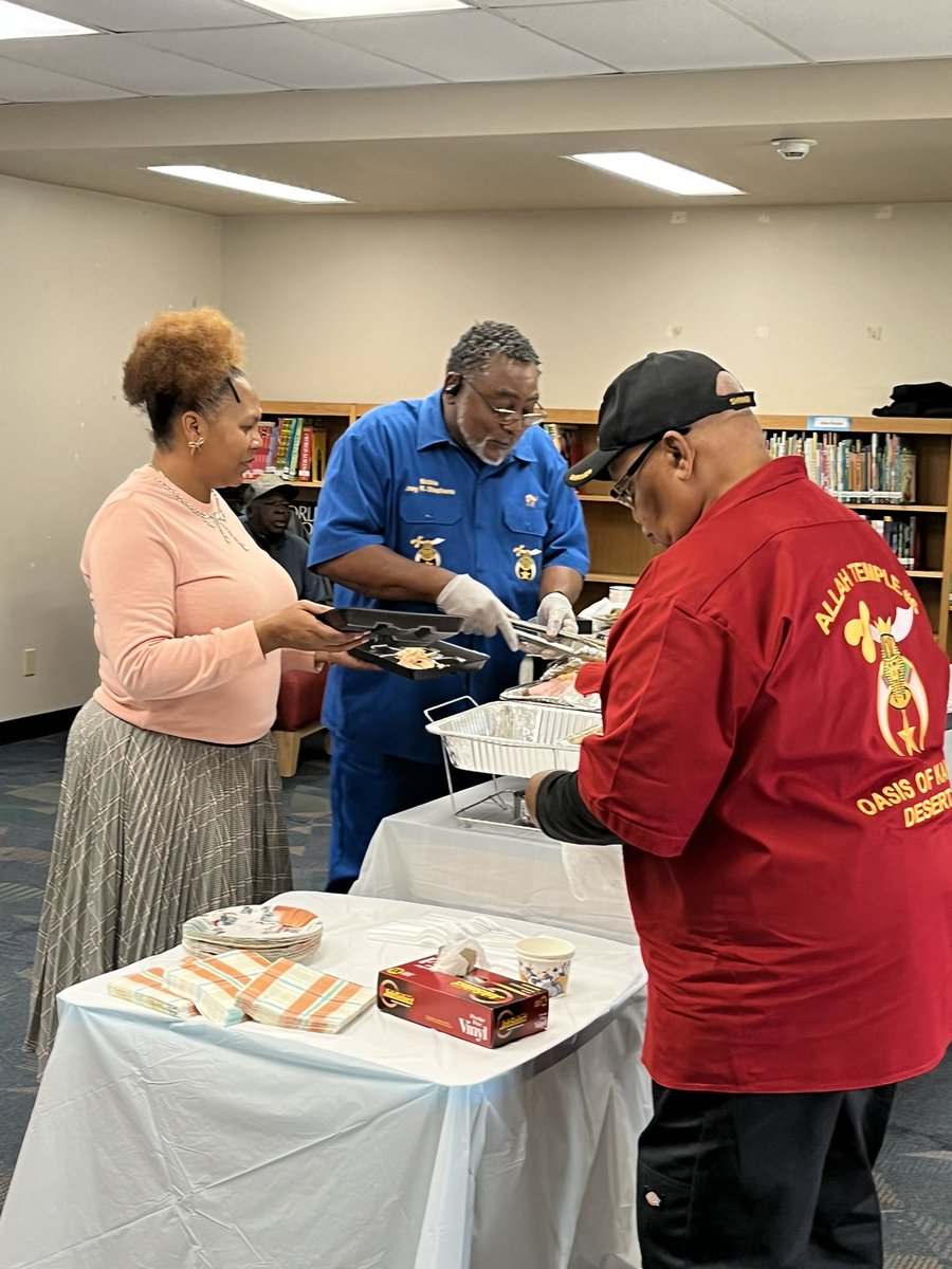 KCPS_Knotts's tweet photo. Giving thanks to each other is how we keep our #unity as staff. Success Academy at Knotts Elementary is developing great team building by giving thanks to staff &amp; students every #ThankfulThursdays! Shout out to our Para Ms. Stephanie Glast &amp; our Inst. Coach Mrs. Tiffani Curtis!😉 https://t.co/HgyqZy0BlD