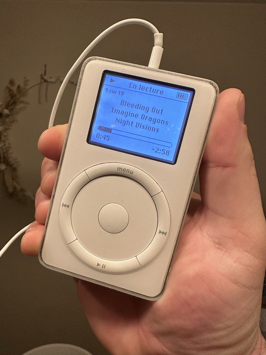 baptistedajon's tweet photo. 20 years old and still rocking #iPod #TouchWheel #Apple https://t.co/FGI6Z31KtP