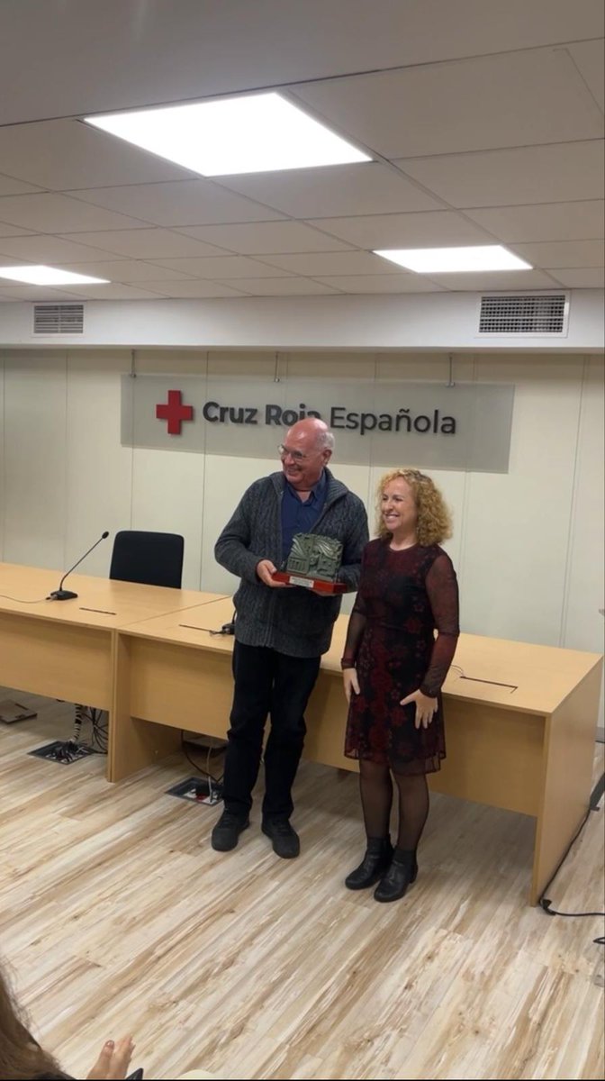 fmprogresistas's tweet photo. #PremiosFMP 2022 @LluisRabell es Premio Hombre Progresista 2022, entregado por @saraberbels 💜 https://t.co/fkQwC6U3BQ