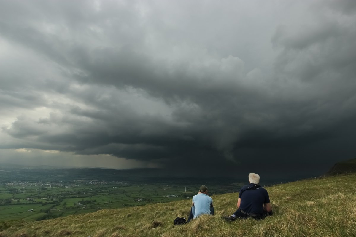 Martin McKenna: a life spent storm chasing and photographing the sky limitlesspursuits.com/adventure-pare… <a href="/martinastro2005/">Martin McKenna (Nightskyhunter)</a>