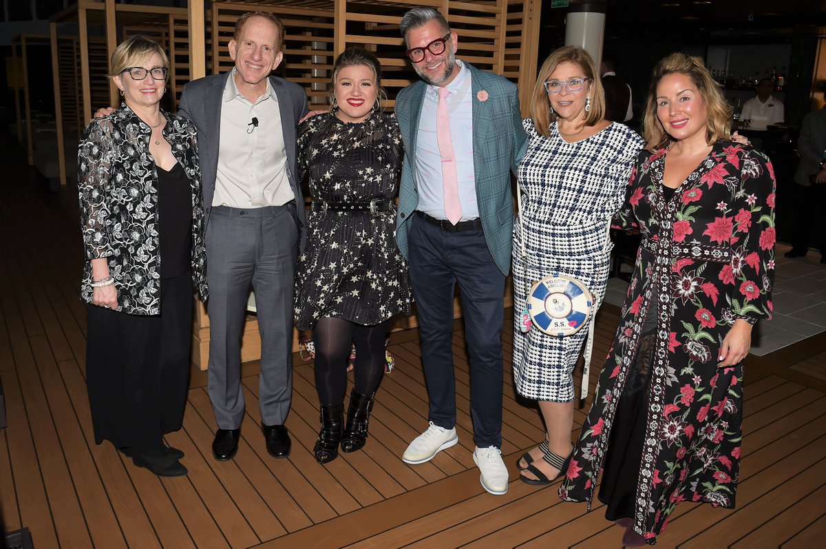 CruiseNorwegian's tweet photo. Thank you @kellyclarkson for helping us recognize and celebrate the unsung heroes in our communities...our teachers! ✏️💙 We're so proud of how our Giving Joy™ program gives back to so many dedicated teachers. To all educators, we thank you for all you do! #NCLGivingJoy https://t.co/23SteNN3iv