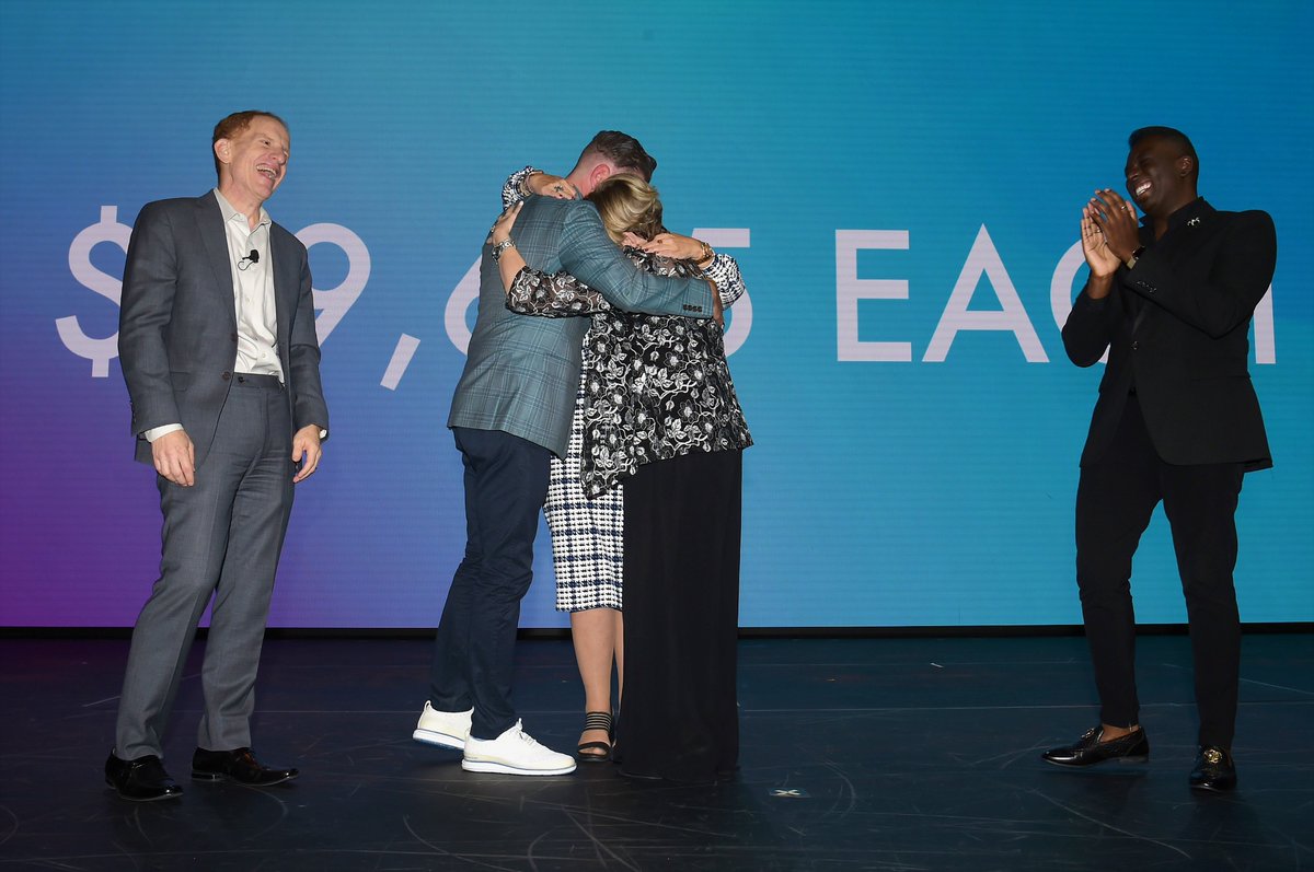 CruiseNorwegian's tweet photo. Thank you @kellyclarkson for helping us recognize and celebrate the unsung heroes in our communities...our teachers! ✏️💙 We're so proud of how our Giving Joy™ program gives back to so many dedicated teachers. To all educators, we thank you for all you do! #NCLGivingJoy https://t.co/23SteNN3iv