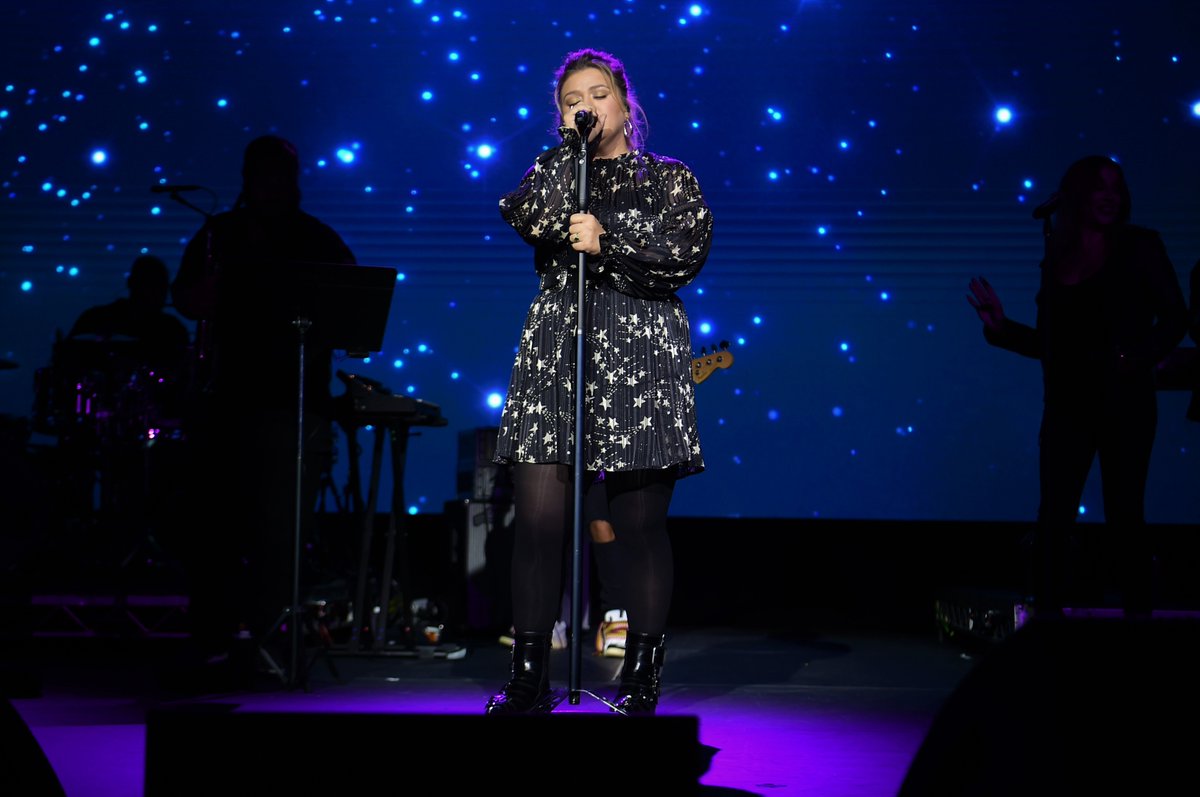 CruiseNorwegian's tweet photo. Thank you @kellyclarkson for helping us recognize and celebrate the unsung heroes in our communities...our teachers! ✏️💙 We're so proud of how our Giving Joy™ program gives back to so many dedicated teachers. To all educators, we thank you for all you do! #NCLGivingJoy https://t.co/23SteNN3iv