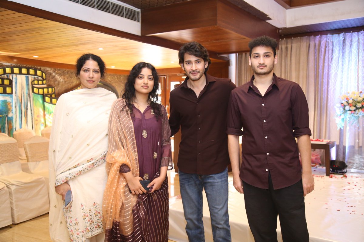 FilmyFocus's tweet photo. 3rd Day Ceremony of #SuperStarKrishna Garu 🙏 

#SSKLivesOn #Mahesh #SSMB @urstrulyMahesh
 #RIPSuperStarKrishna #RIPKrishna #RIPKrishnaGaru #Tollywood #FilmyFocus https://t.co/w5yjRGiSag