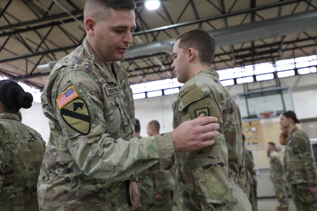 kentuckyguard's tweet photo. Welcome to the team!
Our newest Soldiers met their units today and received their unit patches during their #FirstFormation patching ceremony at the Wellman Armory in Frankfort. #nationalguard https://t.co/h6z4c3KNSo