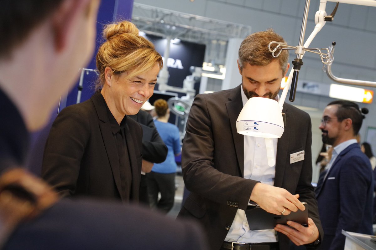 WirtschaftNRW's tweet photo. Spannende Projekte aus der #Medizintechnik: Am letzten Tag der #Medica2022 besucht Ministerin @Monaneubaur einige der insgesamt 129 #NRW-AusstellerInnen auf der Leitmesse. Auf 2️⃣ Ständen stellt das Land Ideen & Lösungen #MadeinNRW ins Schaufenster. Impressionen vom Rundgang 📸👇 https://t.co/PvN3AZycn8