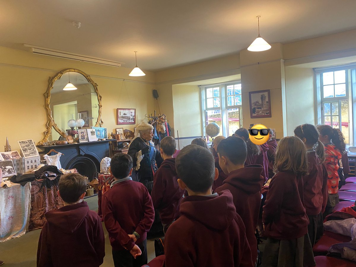 MissPLWTeach's tweet photo. Had the most incredible experience at @cardiff_castle today! Myself and the children were in awe of Queen Victoria! https://t.co/dEVgFpiQmU