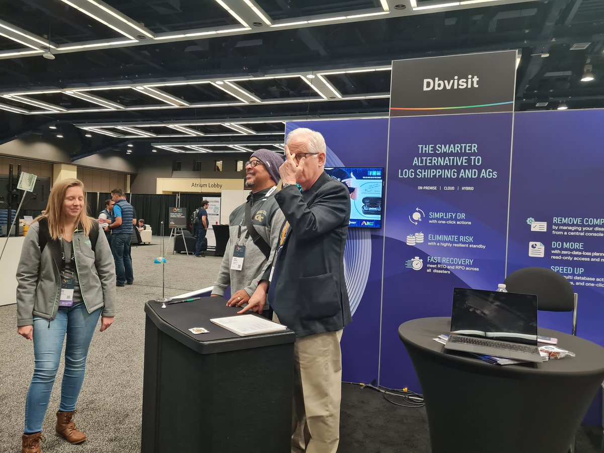 DbvisitKelly's tweet photo. More magic going down at the @dbvisit booth here at @PASSDataSummit! @KillaDBA even joined the show just now https://t.co/jgQzNvg6WB