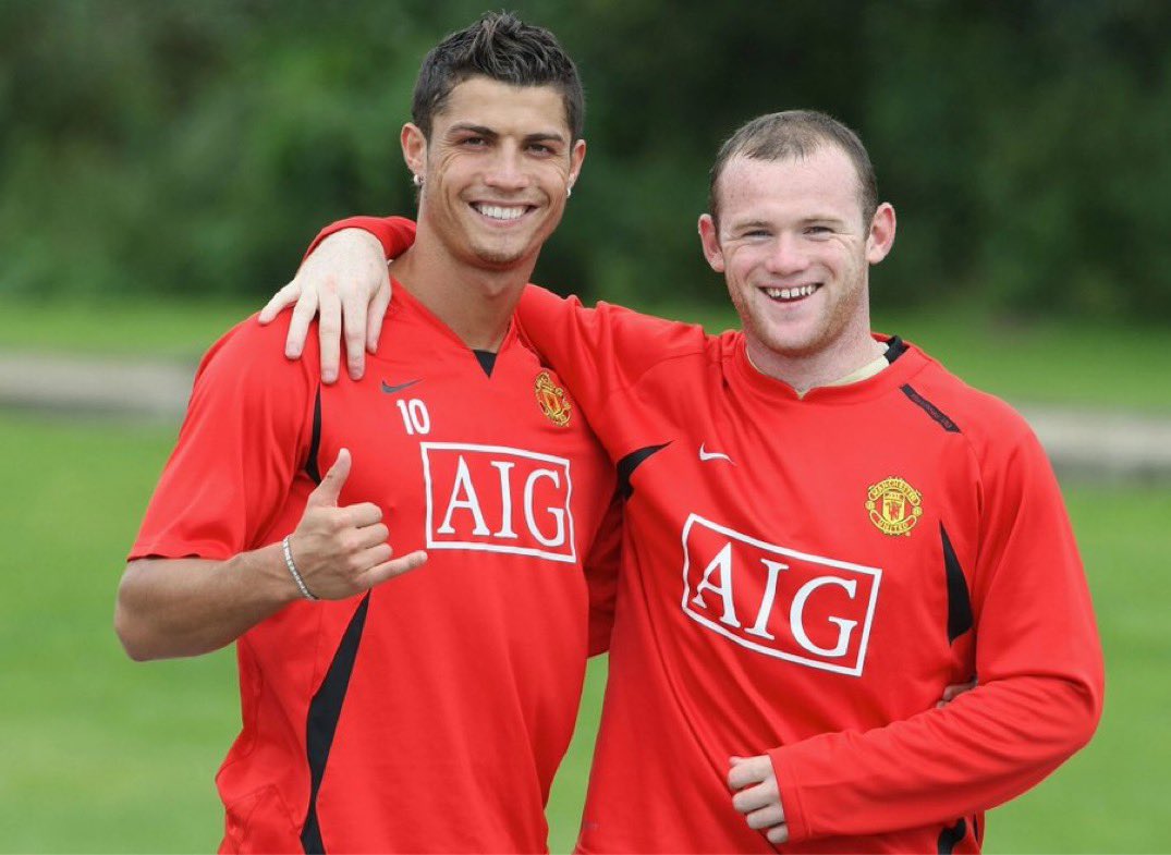Gazetici: Wayne Rooney senin arkadaşın. Ve bu yıl seni 3-4 kez eleştirdi. Neden?"

Cristiano Ronaldo: "Nedenini anlamadım. Yine de 6 ay önce çoçuklarıyla benim evime geldi ve oğlumu futbol oynamak için aldı! Bence o kıskanıyor."