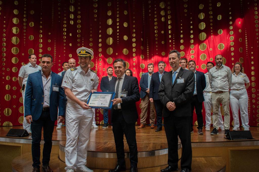 patriciohogan's tweet photo. Junto al Secretario de Transporte de la Nación, @DiegoGiuliano y el titular de AGP, @JoseBeniOK, recibimos en la Terminal de Cruceros Benito Quinquela Martin al crucero extranjero AidaMar, con 1500 turistas alemanes y una tripulación de casi 600 personas.
#SPVN #ArgentinaAvanza https://t.co/82EUVtJ30L