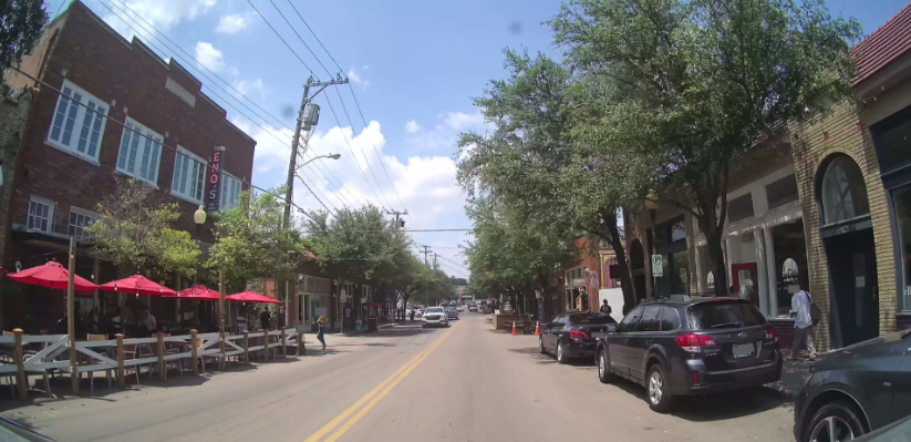 HivemapperFAQ's tweet image. Camera Orientation: Front-facing, interior

​✅ Good: Unobstructed view of the road and buildings

The windshield&apos;s glass is clean, there is no reflection of the dashboard in the windshield, the camera is centered on the street, and there are no obstructions