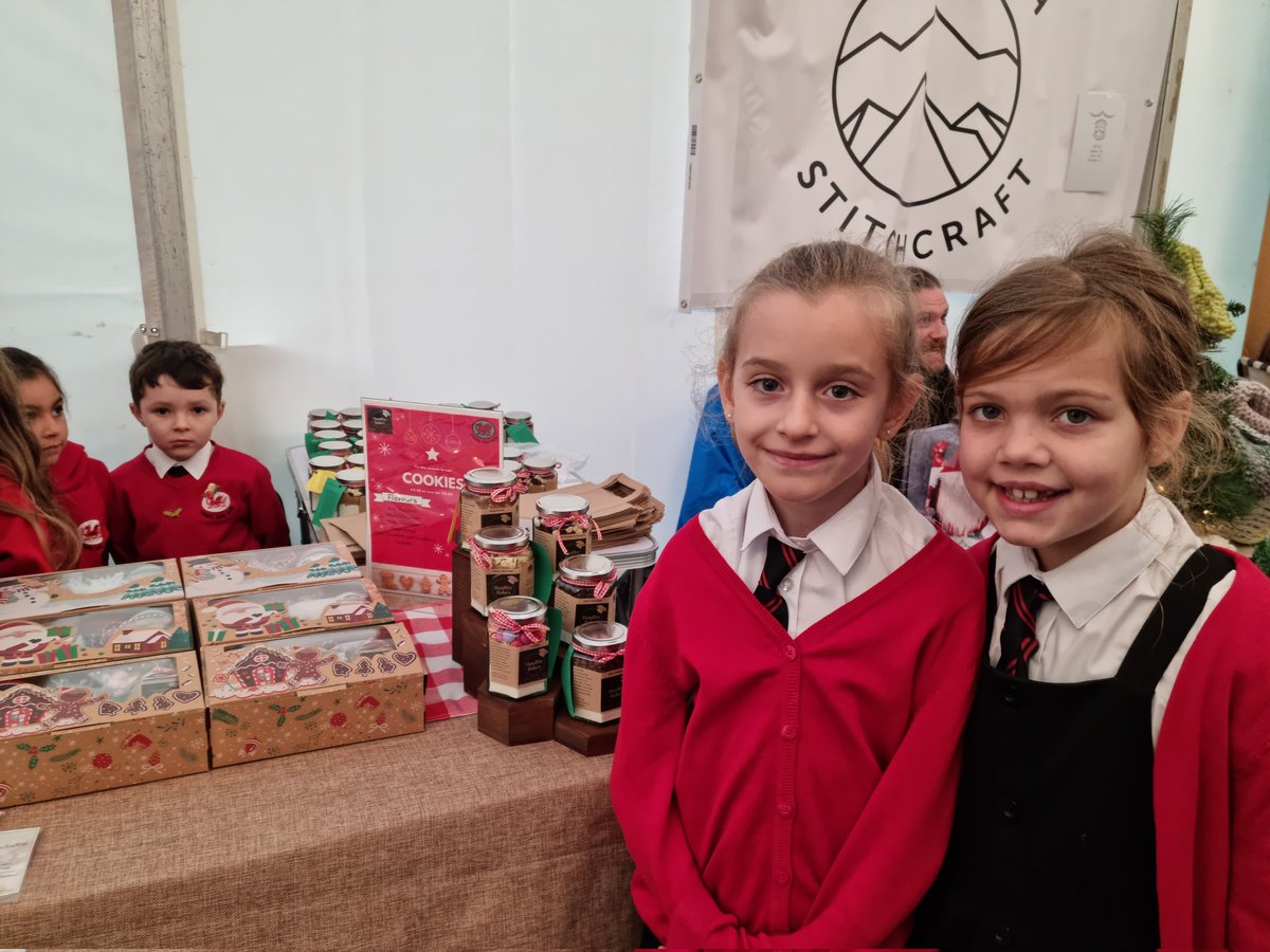 haulfre's tweet photo. Diwrnod prysur ar ddiwrnod cyntaf ffair Nadolig Llandudno. Disgyblion yn llawn gwen ac yn darparu gwasanaeth cwsmeriaid gwych. Da iawn.

A busy day on day one of Llandudno's Christmas Extravaganza. Pupils full of smiles and providing great customer service. Well done. https://t.co/AlVjZlGlOs