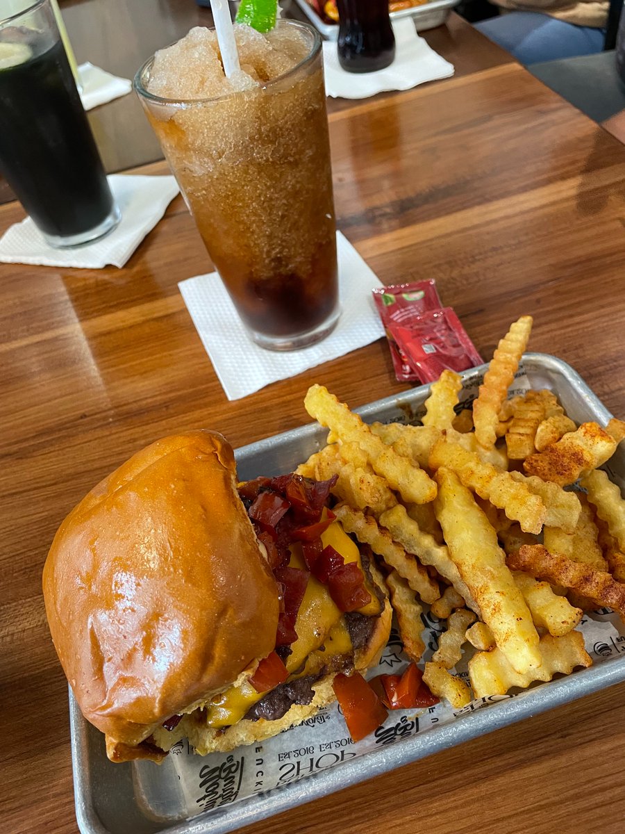 tuestebajo's tweet photo. Pennyroyalburger buenas hamburguesas 🍔 https://t.co/5BaTqN9xDr https://t.co/08UZQdJsy5