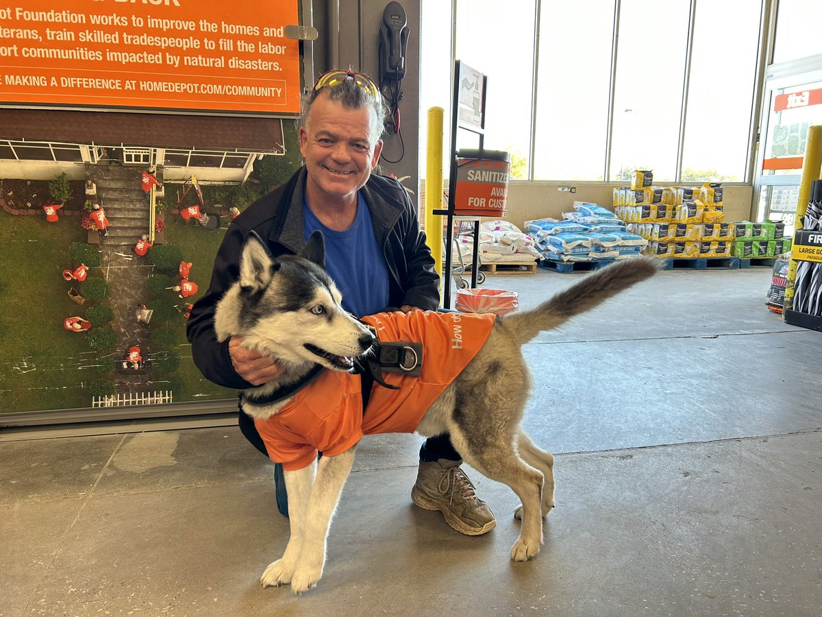 It’s a beautiful day at the Lake Worth Home Depot! ☀️ This is one of our wonderful customers Tim, and his husky, Akota! Even our customers love to show their #orangeblood and #HomeDepot pride!