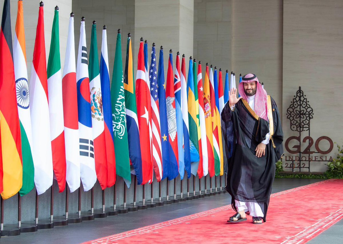 abu_sultan115's tweet photo. التفت القادة من حولك تحييًك.      والكل صفق لك ياعظيم الشان . https://t.co/6rICx86Li8