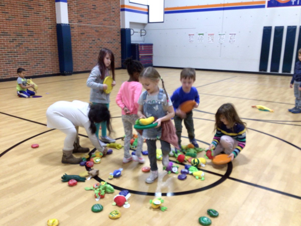 Taking turns putting healthy food on the Thanksgiving table. <a href="/TomahawkElm/">Tomahawk Elementary</a>