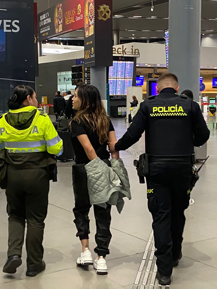 KellyPasa's tweet image. Las cosas que hay que ver. Una señora ebria se confunde de counter en el aeropuerto (su vuelo era de LATAM), intenta colarse en un vuelo de Avianca y como no la dejan pasar le mete un cabezazo a una de las empleadas de la aerolínea🤦. Todo mal.