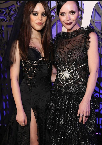 EstiloDF's tweet photo. Nuestras #Merlinas favoritas en la premiere de la nueva serie de Netflix 💜
CC: Getty https://t.co/qZKA3kjxfN