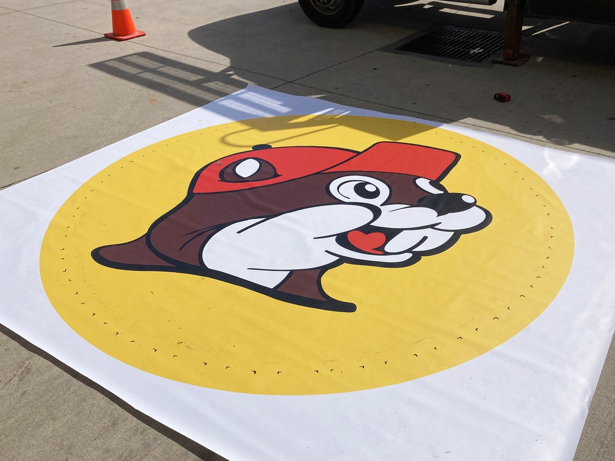 bakerssignstx's tweet image. Bucee's in Baytown gets some fresh new faces with the installation of new sign faces! That friendly Beaver looks better than ever. Now time for some nuggets...!
#bakerssigns #signrefresh #BestInTexas