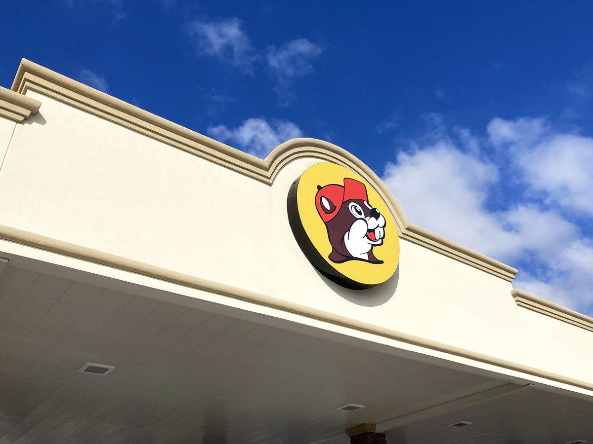bakerssignstx's tweet image. Bucee's in Baytown gets some fresh new faces with the installation of new sign faces! That friendly Beaver looks better than ever. Now time for some nuggets...!
#bakerssigns #signrefresh #BestInTexas