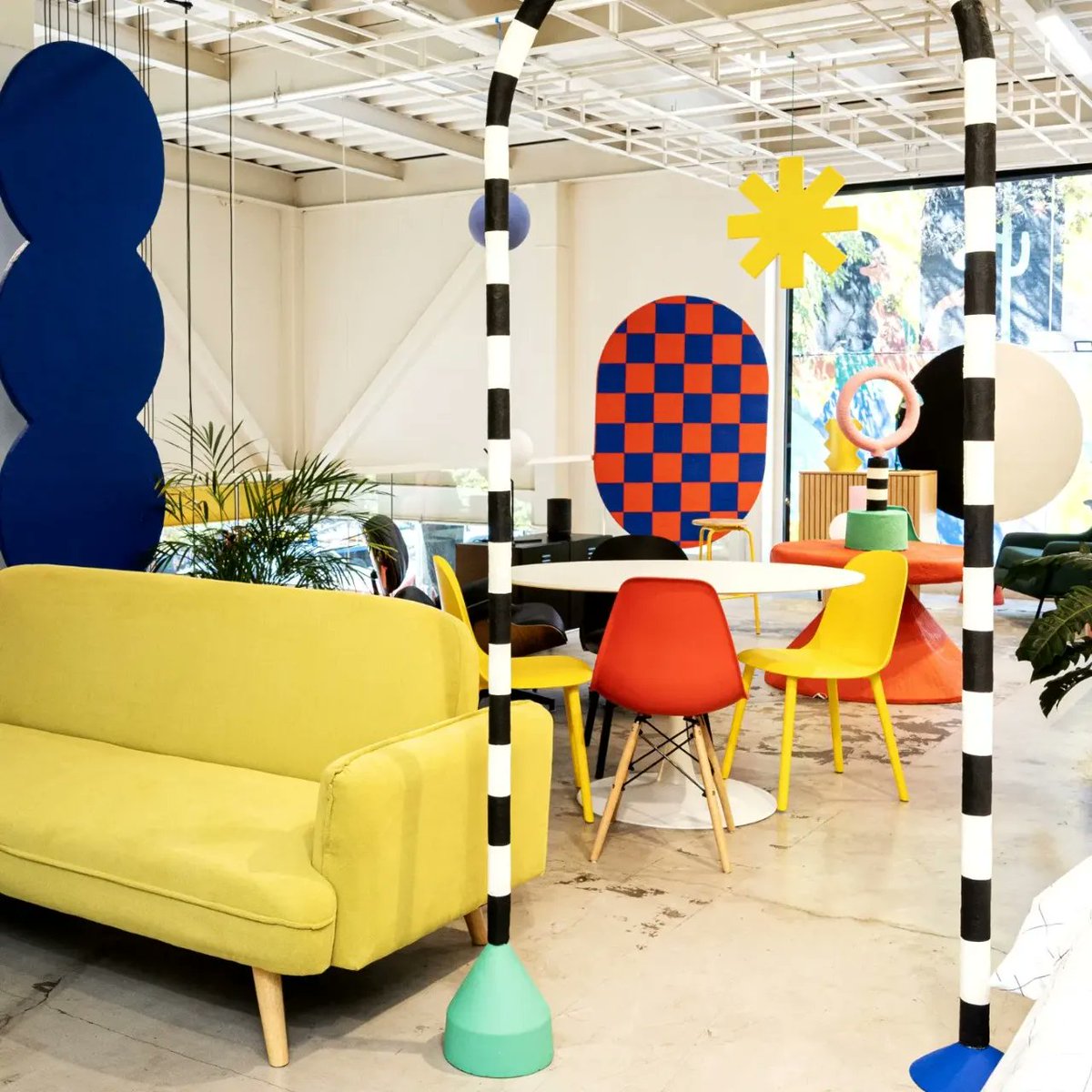 MeowMag's tweet photo. Mágico Hogar, la nueva instalación hecha con materiales reciclados de @gaiadesignmx por #PoloandStorch toma objetos de lo cotidiano y los transforma en cosas que darán alegría a nuestro hogar 🌈⭐🏠🪑 #MEOWNews #MEOWArts #MEOWMag https://t.co/7IJ43306az