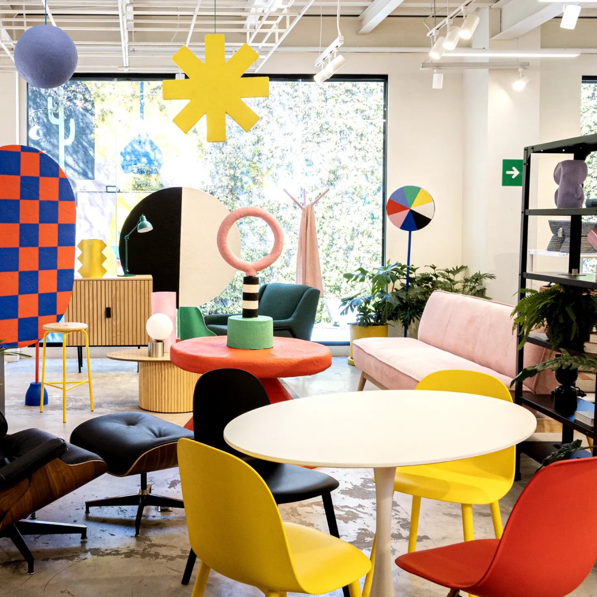 MeowMag's tweet photo. Mágico Hogar, la nueva instalación hecha con materiales reciclados de @gaiadesignmx por #PoloandStorch toma objetos de lo cotidiano y los transforma en cosas que darán alegría a nuestro hogar 🌈⭐🏠🪑 #MEOWNews #MEOWArts #MEOWMag https://t.co/7IJ43306az