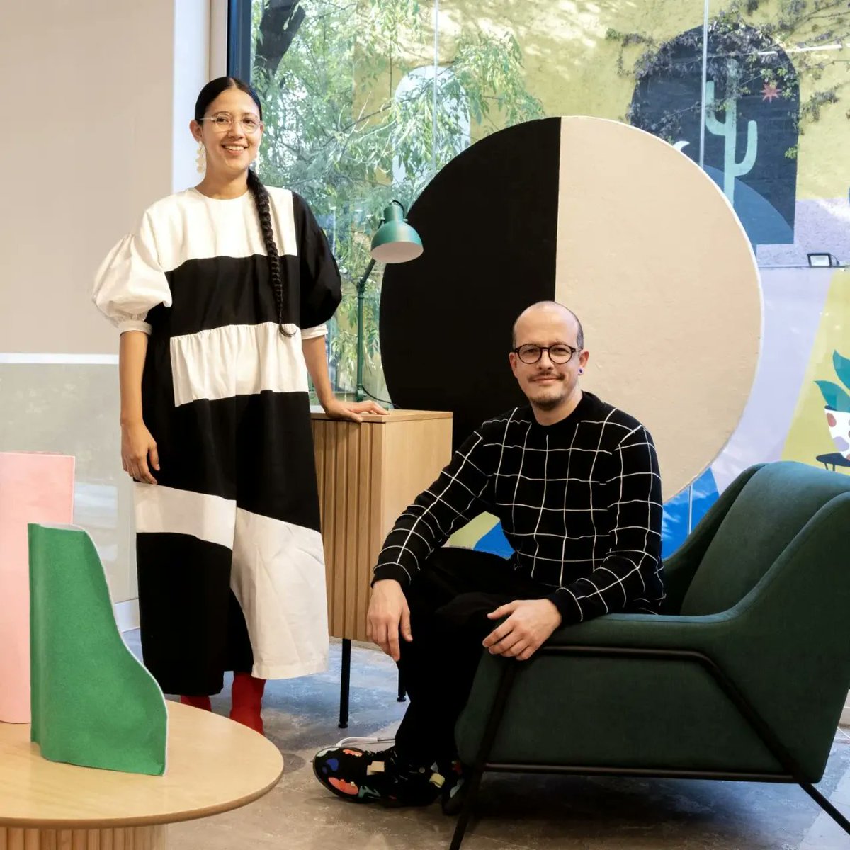 MeowMag's tweet photo. Mágico Hogar, la nueva instalación hecha con materiales reciclados de @gaiadesignmx por #PoloandStorch toma objetos de lo cotidiano y los transforma en cosas que darán alegría a nuestro hogar 🌈⭐🏠🪑 #MEOWNews #MEOWArts #MEOWMag https://t.co/7IJ43306az