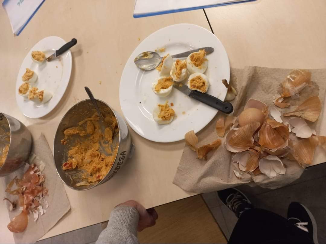 Vanavond weer een leerzame en smaakvolle #kidskookclub met #KokkinAngel bij <a href="/SchetsStichting/">Stichting SCHETS</a> #Spoorwijk #vooriederwatwils