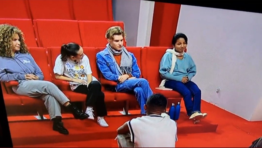 maria0______'s tweet photo. REGARDER LES SOURIRES DE ENOLA LÉA ET TIANA ET VOUS VOULEZ LES SAUVER LEUR COMPORTEMENT EST INADMISSIBLE C'EST DE L'ACHARNEMENT ENTRE LES PIC QU'ELLE LUI LANCE ÇA SES BON A MOMENT DONNER ÊTRE SEULE CE N'EST PAS DU TOUT ÉVIDENT ET ENCORE MOINS QUAND ON SE MOQUE #staracdemylelive https://t.co/t4LDxqDrPU