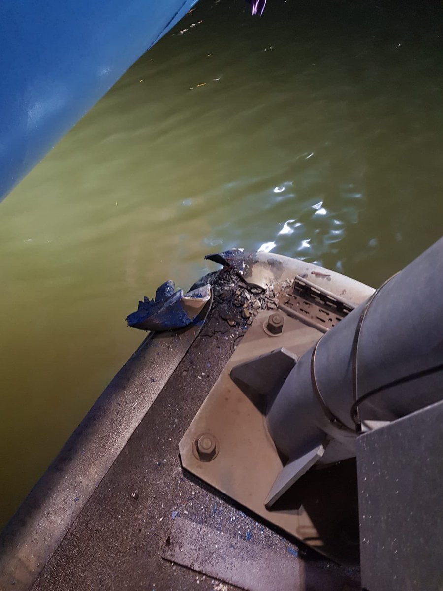 OVDW_Peter's tweet photo. Aan het begin van de avond meerde een zeeschip ongelukkig aan aan een kade in Moerdijk. Hierbij raakte de brandstoftank beschadigd en ging ca. 100 liter gasolie te water. De waterverontreiniging is ingedamd en wordt opgeruimd door @tebezo_nl @Rijkswaterstaat https://t.co/FI9XLd0hiB