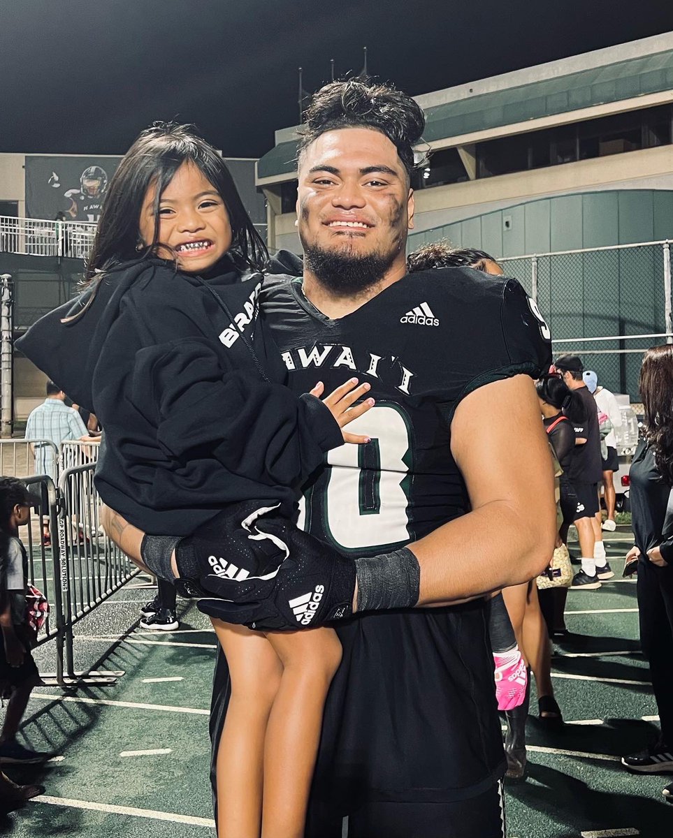 HawaiiFootball's tweet photo. Thank you Hawaii for this wonderful journey. I will cherish the lifelong friendships I have made here forever. 1 love to my TokoUsos🖤”
#Braddahhood #TONGANZ #KalapuBowz @jxtuitupou https://t.co/r3Z4siscSN