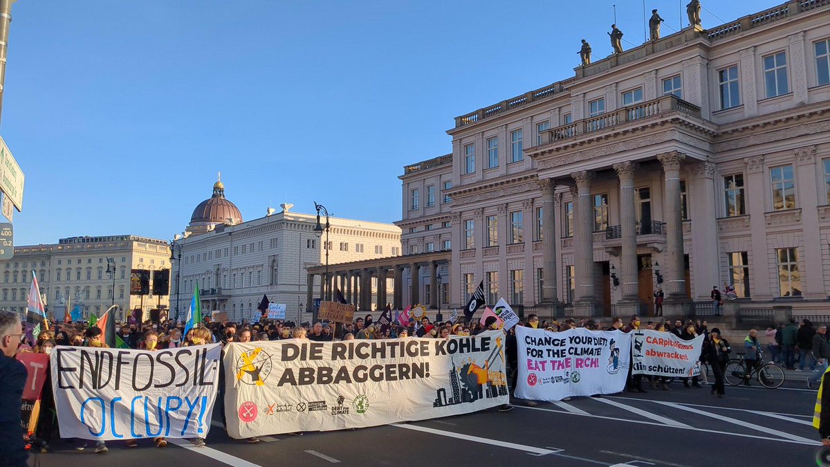Aus dem Klimagerechtigkeitsblock ab in die Uni - <a href="/EndFossilBerlin/">EndFossilBerlin</a> hat heute einen ersten Hörsaal in Berlin (H0104) an der TU besetzt! Klimagerechtigkeit 🤝Soziale Gerechtigkeit #DieRichtigeKohleAbbaggern #EatTheRich #umverteilen