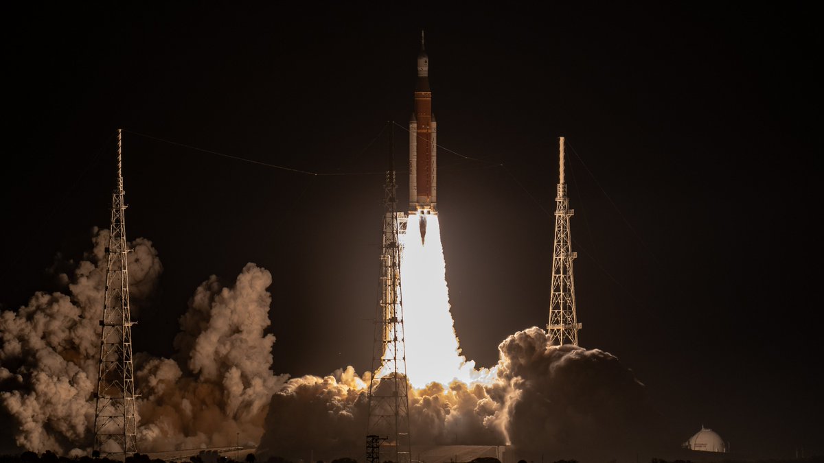 NASAGroundSys's tweet photo. What a sight! The historic launch of @NASAArtemis I saw @NASA_SLS and @NASA_Orion lift off from Launch Pad 39B at @NASAKennedy on Nov. 16, 2022, at 1:47 a.m. https://t.co/E7TJUGwT3Y