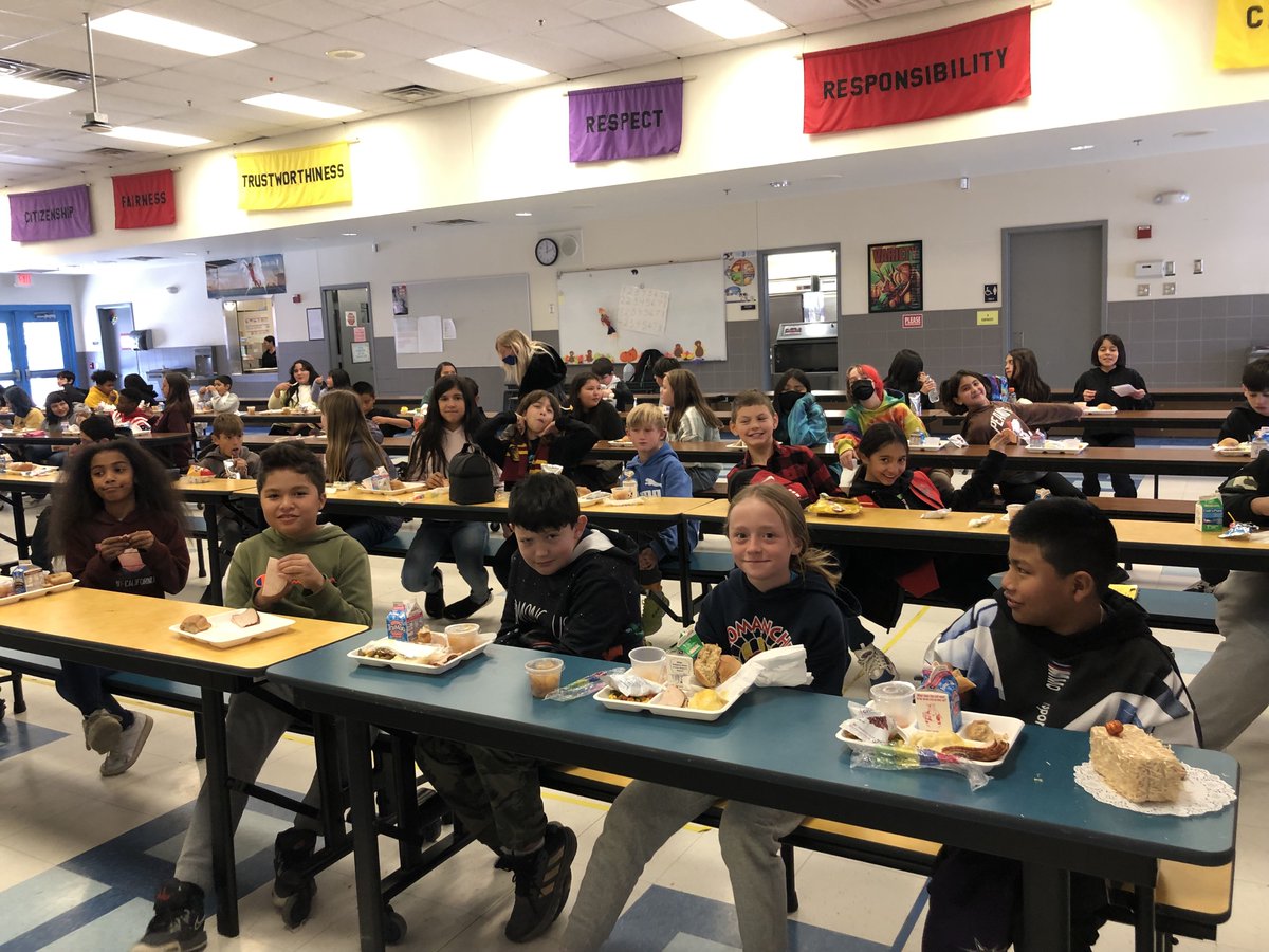 ComancheCubs's tweet photo. Comanche students are gobbling up the Thanksgiving lunch prepared by our amazing cafeteria staff! Thank you Maricela Wyatt, Wendy Wong, and Lori Olivarez! We are so THANKFUL for you! @APSLZ4 @ABQschools https://t.co/kOowTbZr1q