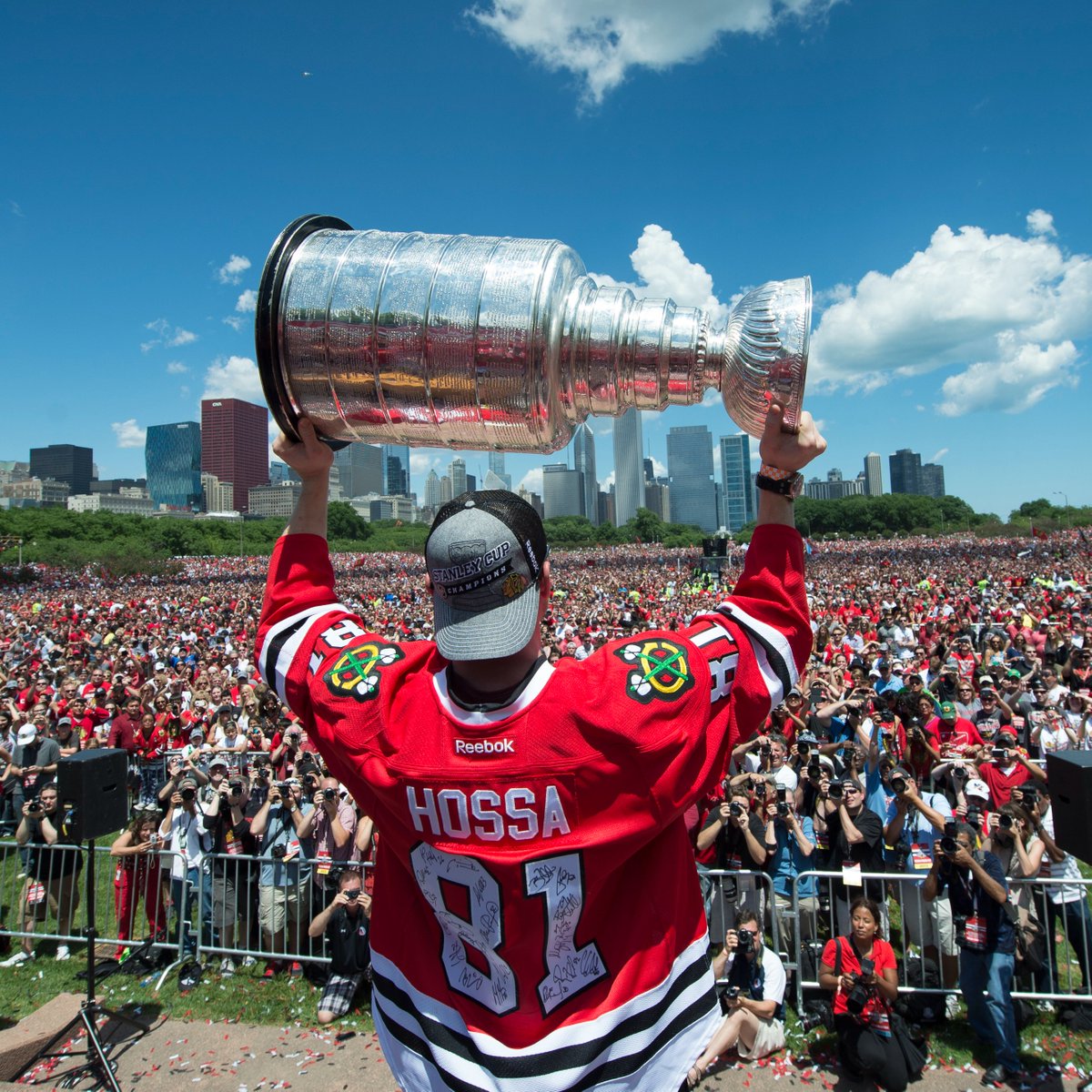 NHLBlackhawks's tweet image. RT to win 2️⃣ tickets to Hossa's Jersey Retirement and a photo opportunity with 8️⃣1️⃣ himself
Courtesy of @united | #OnlyOne81