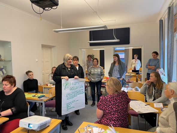finsv4h's tweet photo. #4Hutbildningsdagar gav nya insikter i att bemöta och stärka dialogen med barn &amp; unga samt deras praktiska färdigheter i #beredskap Vi kan påverka hur vi klarar oss #framtidstro. Värdefulla råd @RogerRoos FSBR rf @72Tuntia &amp; Maria Ostrov @Barnavard #mintrygghet #fritid #fs4h https://t.co/USDRzVnnQN