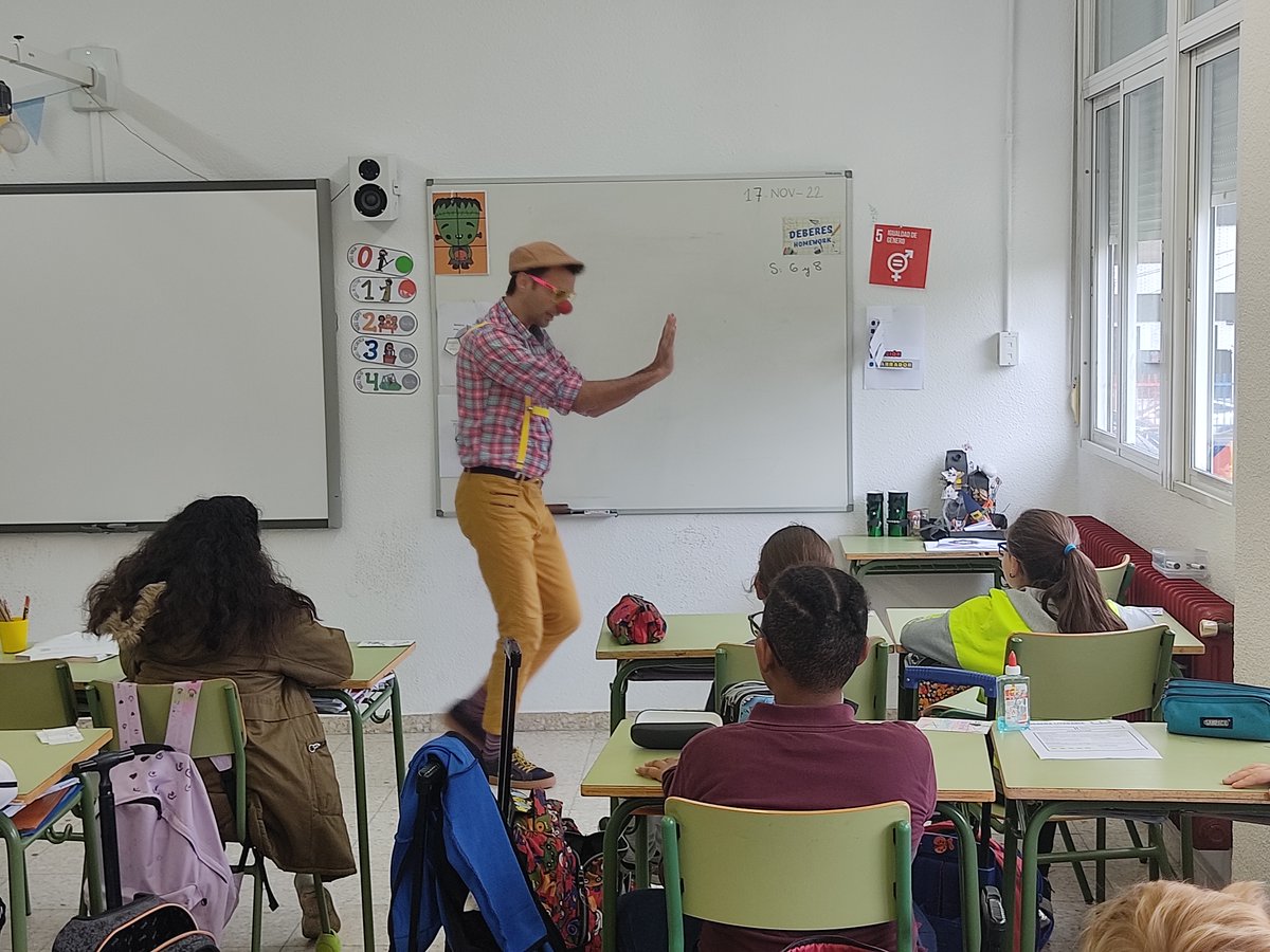 cenconc's tweet photo. "Teca y rastufer" son palabras inventadas por alumnos de 5º del @CebipT  Pinar Prados de la mano de Líquido, un Payaso de Hospital de @Saniclown . Líquido ha llegado esta mañana por “la puerta de atrás” porque la principal era demasiado “normal”... https://t.co/qs9nlieihE https://t.co/wBrST6BX0C
