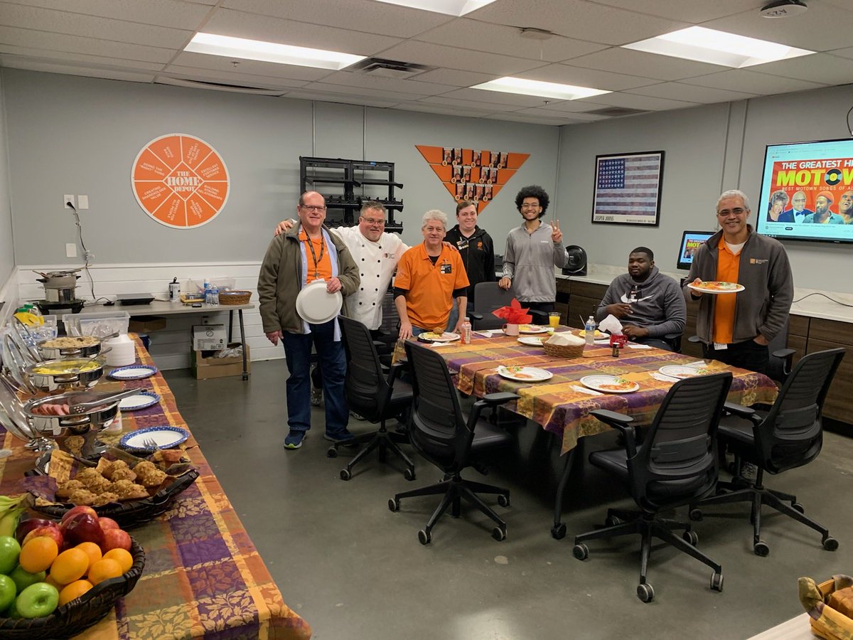 Chef Paul cooking breakfast at 0131 for are MET Team! Awesome job Chef and Team! ⁦<a href="/RussellKMann/">Russell Mann</a>⁩ ⁦<a href="/jhiltonthd/">Janet Hilton</a>⁩ ⁦<a href="/KMTovey/">Keith Tovey</a>⁩ ⁦<a href="/JPatton89/">Jason Patton</a>⁩