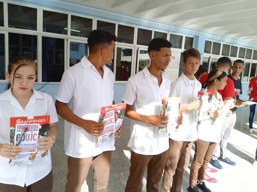 ReynaldoUjc's tweet photo. Con mucho entusiasmo, compromiso y alegría los estudiantes en la #ProvinciaGranma festejamos este  #17DeNoviembre el Día  del Estudiante. #TodosJuntos por #Cuba. 
#UJCGranma #UJC
@DrRobertoMOjeda @aylinalvarezG @CapoNapoles https://t.co/pEt68sL0vh